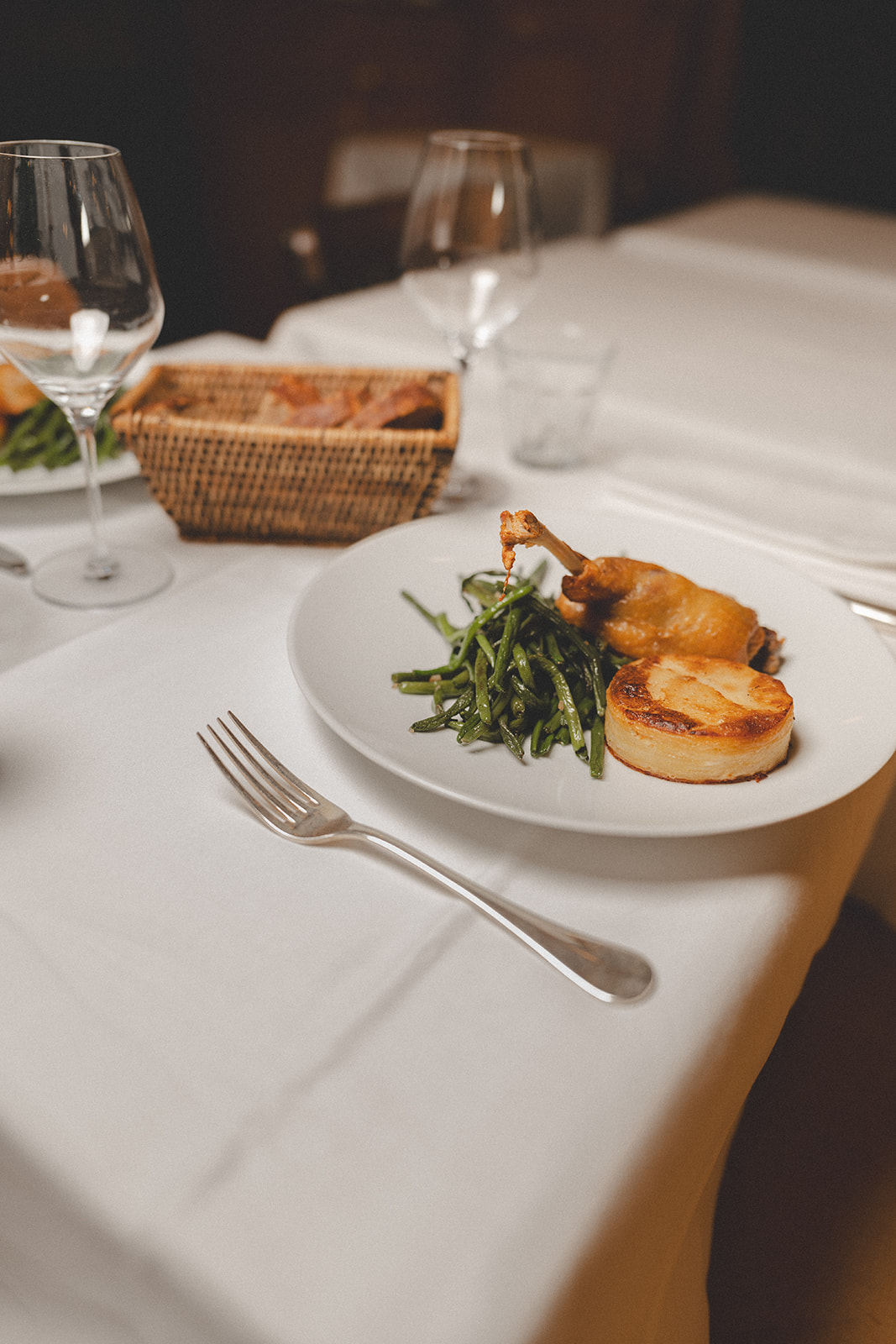 Confit de canard Paris 6e : cuisse confite, haricots verts et pomme de terre dorée chez Joséphine Chez Dumonet