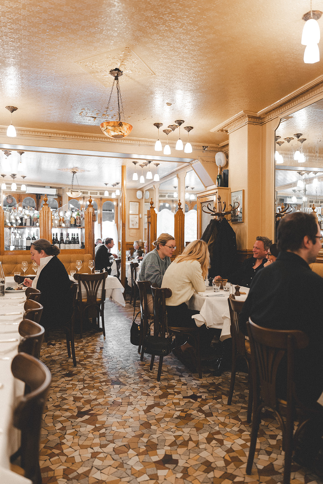 Anggur bistrot Paris: lemari botol di ruang makan Joséphine Chez Dumonet, Paris 6