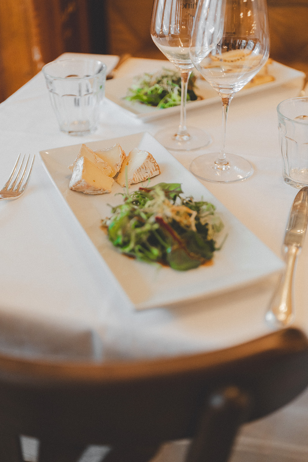 Keju dan salade di meja Joséphine Chez Dumonet setelah foie gras Paris